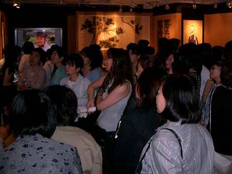 冬のソナタのぺ・ヨンジュン「優雅であぶない世界展」2004〜